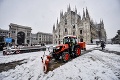 Obyvateľov Milána zaskočilo veľké množstvo snehu: Padajúci stožiar zranil ženu