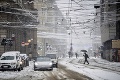 Obyvateľov Milána zaskočilo veľké množstvo snehu: Padajúci stožiar zranil ženu