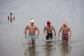 Natiahli na seba plavky a vrhli sa do vody: Otužilci majú guráž, pozrite sa na tie fotky