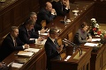 Českí poslanci schválili zmrazenie platov politikov: Štát chce ušetriť pol miliardy korún