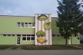 Výtvarníci premenili fádnu budovu v Zborove na umelecké dielo: Zdravotné stredisko už zdobí jeden zo symbolov obce