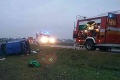 Desivá nehoda: Dve autá skončili mimo cesty, hasiči a záchranári ratovali zranených
