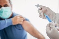 Budú Briti potrebovať do krčiem či divadiel očkovanie proti COVID? Šéf úradu vlády to povedal na rovinu