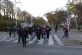 Protesty v Bratislave sa zvrhli: Zranili policajta, v putách skončilo niekoľko ľudí