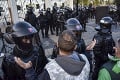 Divoké protesty v centre Bratislavy: Demonštranti napadli policajtov, rečnil aj Slotov syn