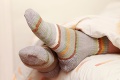 Nosíte počas spánku ponožky? Lekár vysvetľuje, prečo by ste tak mali robiť