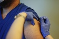 Briti to zobrali hopom: Krajina chce začať s očkovaním už budúci týždeň