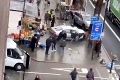 Panika v Londýne: Do chodcov vrazilo auto, hlásia vážne zranených