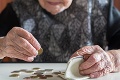 Trojica východniarov obrala dôverčivú dôchodkyňu o tisícky eur: Tieto triky na ňu použili