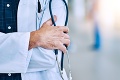 Ambulantní lekári sú z prístupu vlády sklamaní: Namiesto odmien len sľuby
