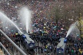 Brutálny protest, aký v Berlíne nezažili desaťročia: Demonštranti zranili desiatky policajtov