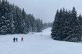 Zasnežené Donovaly si v deň otvorenia užíva stovka lyžiarov: Šéf strediska reaguje