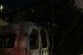 Hasiči bojujú s plameňmi už viac ako 6 hodín: Požiar zachvátil dodávku aj budovu