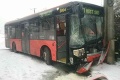Nehoda MHD a osobného auta v Bratislave: Na mieste zasahujú hasiči a záchranári