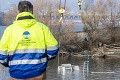 Z Dunaja vyťahujú potopený remorkér: Vodohospodári opísali náročnú akciu
