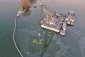 Z Dunaja vyťahujú potopený remorkér: Vodohospodári opísali náročnú akciu