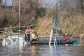 Z Dunaja vytiahli potopenú loď, minister Budaj si vydýchol: Ekologická havária zažehnaná