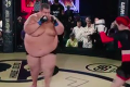 Väčšiu bizarnosť ste ešte nevideli: Obrovský chlap sa v ringu postavil proti útlemu dievčaťu