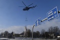 Popradčania mali šou: Helikoptéra priniesla na kruhový objazd obrovského anjela