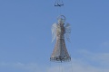 Popradčania mali šou: Helikoptéra priniesla na kruhový objazd obrovského anjela