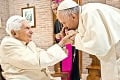 Vzácna fotka Františka s Benediktom: Pápež bozkal ruku pápežovi