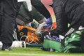 Desivá zrážka futbalistov: Jimenez sa vážne zranil, odnášali ho s kyslíkovou maskou