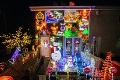 Škót vianočnou výzdobou oslepuje susedov: Na dome má 25 000 svetielok