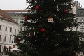 Symbol Vianoc v Bratislave žiari folklórom: Stromček zdobia diela rezbárky