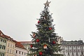 Symbol Vianoc v Bratislave žiari folklórom: Stromček zdobia diela rezbárky