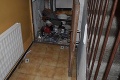 Polícia obvinila muža z Považskej Bystrice: Hrozné, čo mal skladovať pod schodiskom v bytovke
