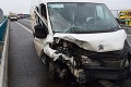 Vážna nehoda na R1, BMW zachvátili plamene: Vodič bojuje v nemocnici o život