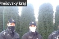 Fotka slovenských policajtov roztápa srdcia: Zachránili šteniatka pred smrťou, a to nie je všetko!