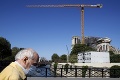 Historický míľnik pre Notre-Dame: Žeriav odviezol posledné rúry z poškodeného lešenia