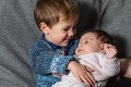 Dvojičky sa im narodili s rozdielom dvoch rokov: Z toho, čo môže nasledovať, vstanú rodičom vlasy dupkom