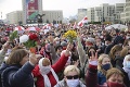 Protesty v Bielorusku: Ľuďom opäť vypli internet, v putách skončili aj novinári