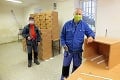 Krompašskí stolári modernizujú policajné stanice už 4 roky: Nezastavila nás pandémia ani povodeň!