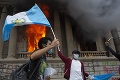 Demonštranti v Guatemale ovládli mesto: Z budovy Kongresu šľahali plamene