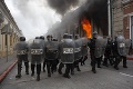Demonštranti v Guatemale ovládli mesto: Z budovy Kongresu šľahali plamene