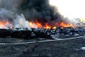 Masívny požiar pri Leviciach: Plamene zachvátili halu s odpadom, zasahujú desiatky hasičov