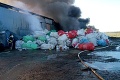 Masívny požiar pri Leviciach: Plamene zachvátili halu s odpadom, zasahujú desiatky hasičov