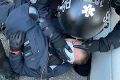 Nechutný útok počas protestu, do policajta niekto hodil pyrotechniku: Začali trestné stíhanie!
