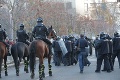 Protesty v Bratislave sa zvrhli: Zranili policajta, v putách skončilo niekoľko ľudí