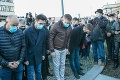 Slováci aj napriek zákazu vyšli do ulíc: Demonštranti bez rúšok a vulgarizmy! Zasahujú ťažkoodenci a policajti na koňoch