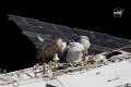 Úspech ruských kozmonautov: Po dlhých mesiacoch vykonali prvý výstup z ISS