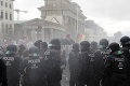 Protestovalo sa aj v Berlíne: Ľudia sa vzbúrili proti Merkelovej plánom na riešenie pandémie