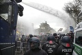 Prvomájové protesty v Berlíne skončili násilnosťami: Tvrdý zásah polície na seba nenechal dlho čakať
