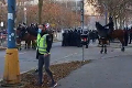 Slováci aj napriek zákazu vyšli do ulíc: Demonštranti bez rúšok a vulgarizmy! Zasahujú ťažkoodenci a policajti na koňoch
