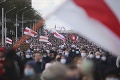 Desaťtisíce Bielorusov opäť v uliciach: Polícia zatýkala hlava-nehlava, padli aj výstrely