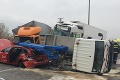 Vážna nehoda na diaľnici v smere do Bratislavy: Vrazili do seba dve autá, kamión a nákladiak