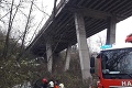 Dráma v Žiline: Auto spadlo z mosta, polícia reguluje dopravu